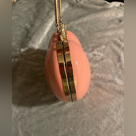 Heart-Shaped Pink Clutch with Gold Handle - Picture 5 of 7